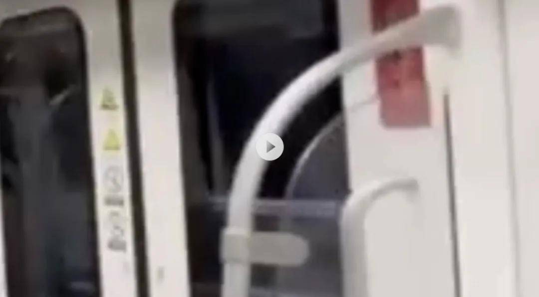 受公交车被多男摁住灌浓精全文免费公交车上的意外遭遇——关于被多男摁住灌浓精的反思-第1张图片