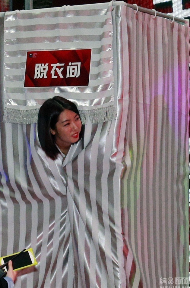 美女脱衣扑克美女与扑克游戏，一场视觉与智慧的较量-第3张图片