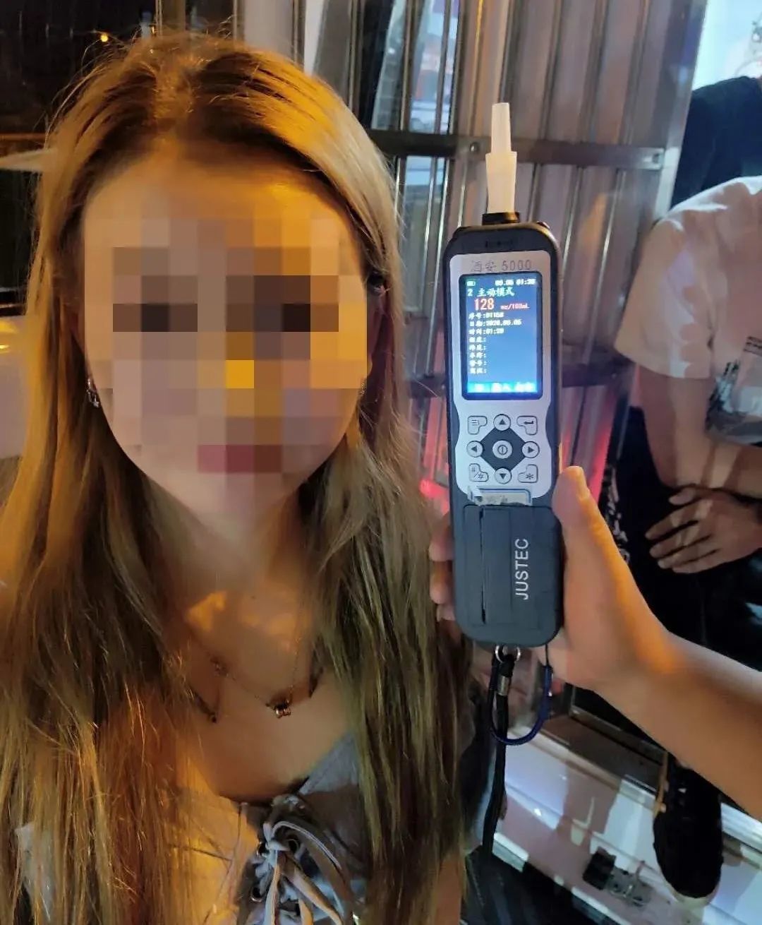 女子在直播间裸露身体被抓女子直播裸露行为曝光，网络直播监管引热议
